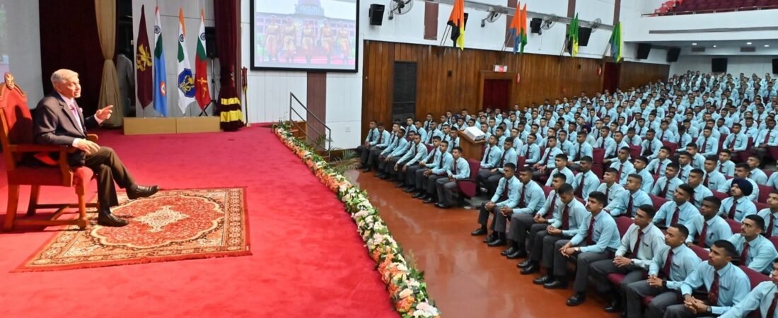 सेवानिवृत्त राजनयिक विकास स्वरुप ने NDA के कैडेट्स को दी ‘नए विश्व व्यवधान’ पर प्रेरणादायक बात