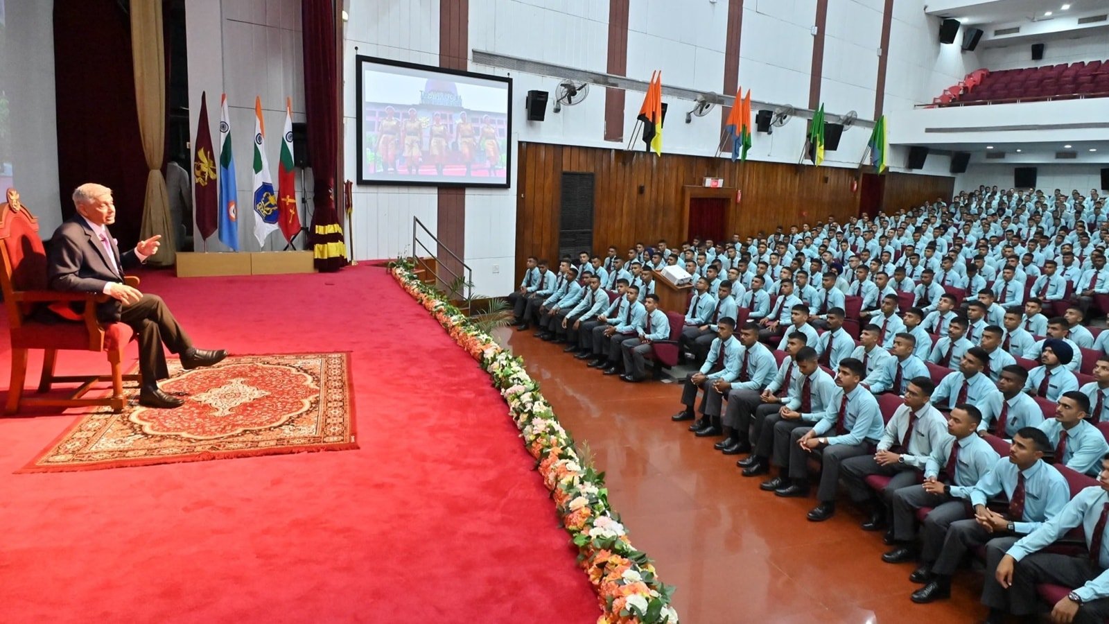 सेवानिवृत्त राजनयिक विकास स्वरुप ने NDA के कैडेट्स को दी ‘नए विश्व व्यवधान’ पर प्रेरणादायक बात