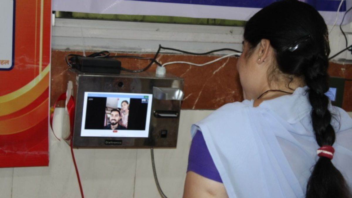रायपुर में महिला कैदी ने वीडियो समेत भावुक परिवार को देखा